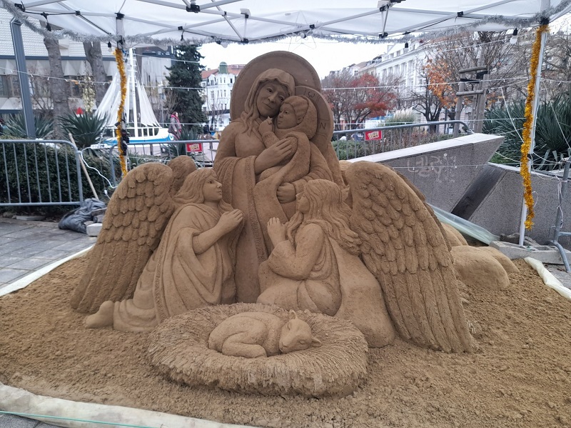 Вижте поредната коледна пясъчна скулптура на Пол и Реми