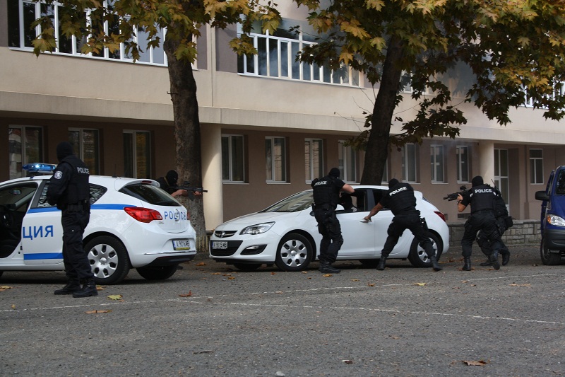 Тежковъоръжени полицаи нахлуха в бургаско училище