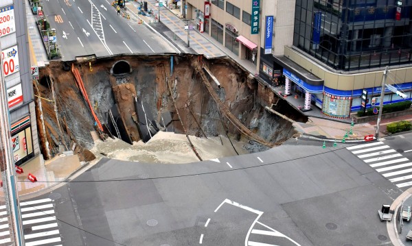 Огромна дупка зейна насред булевард в Япония