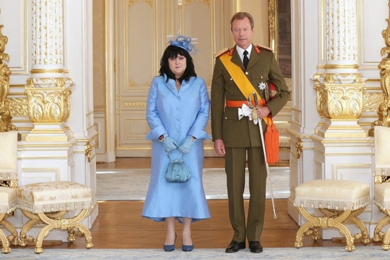 Дипломация в бебешко синьо