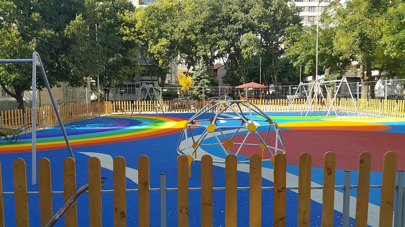 Нова детска площадка радва малчуганите в центъра