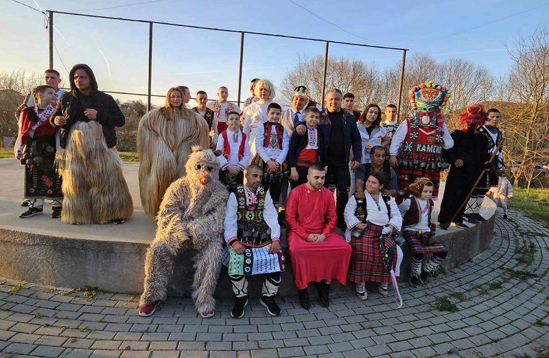 Кукери с атрактивни костюми огласиха село Черни връх