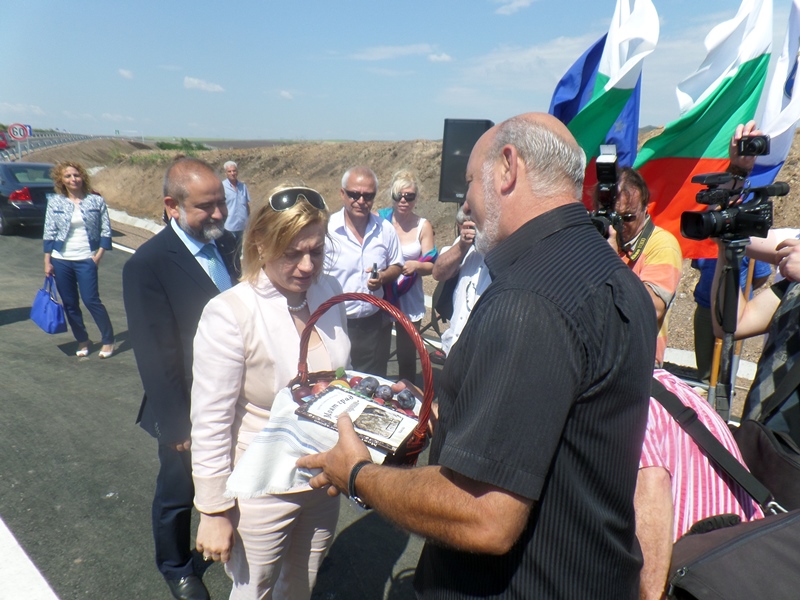 Кмет поднесе на министър кошница със сливи