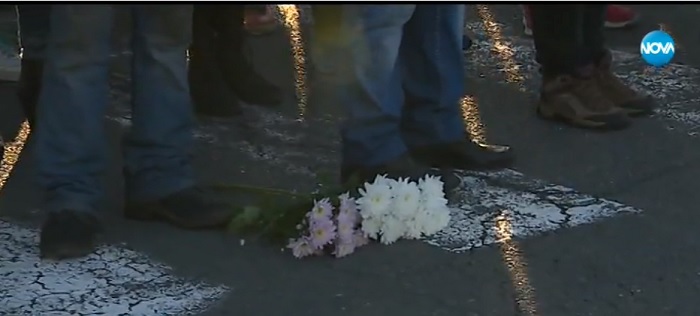 Цветя на пешеходната пътека-убиец в памет на Костадин