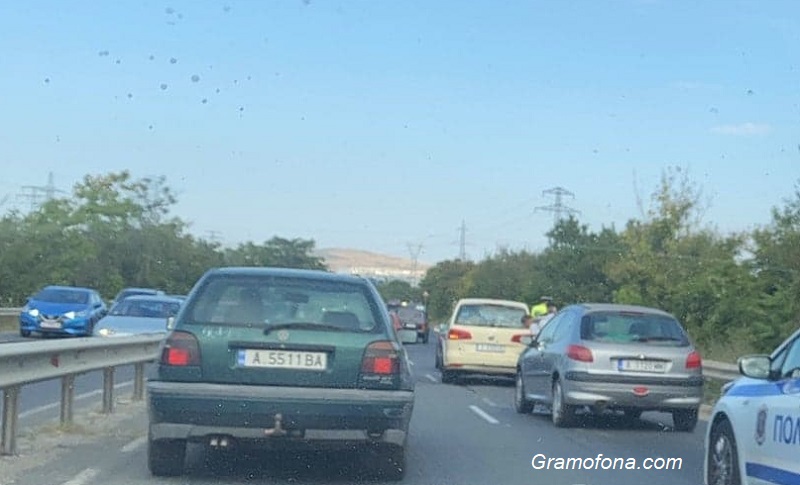 Верижна катастрофа затапи входа на Бургас