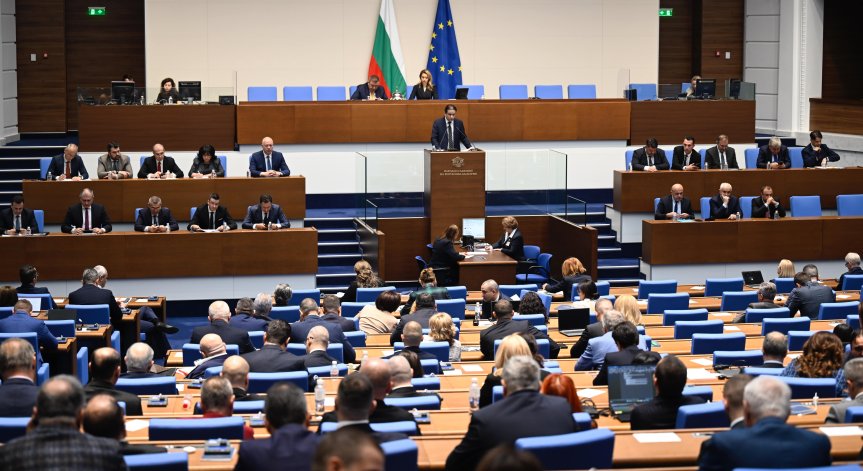 Гласуват оставката на кабинета и Радев започва с връчването на мандатите