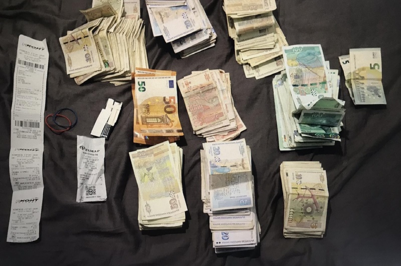 Спецоперация в Бургас, иззети са пари и наркотици (СНИМКИ)