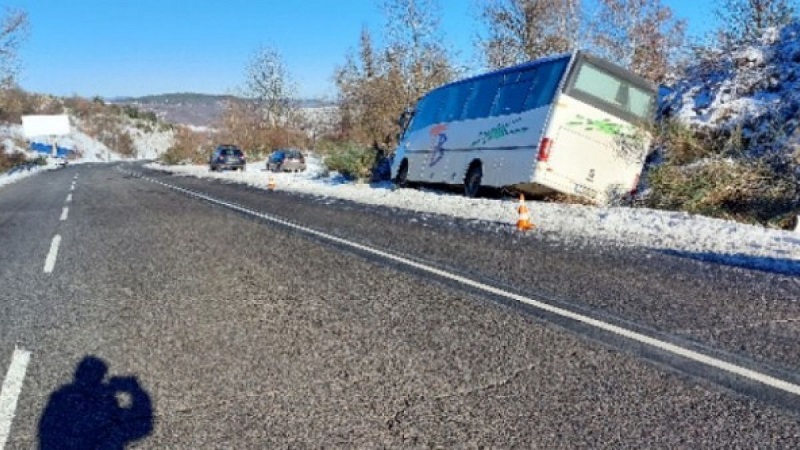 Автобус, превозващ работници, се обърна в канавка във Врачанско