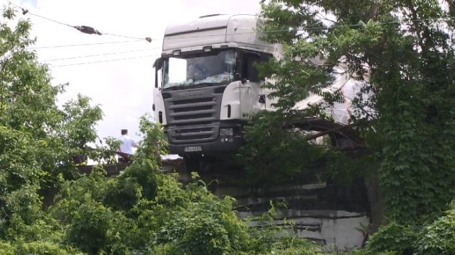 Камион катастрофира на международното шосе в Русе, надвисна над жп линия