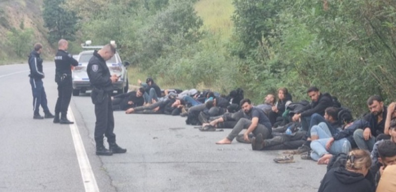 23-ма мигранти са задържани край карловско село