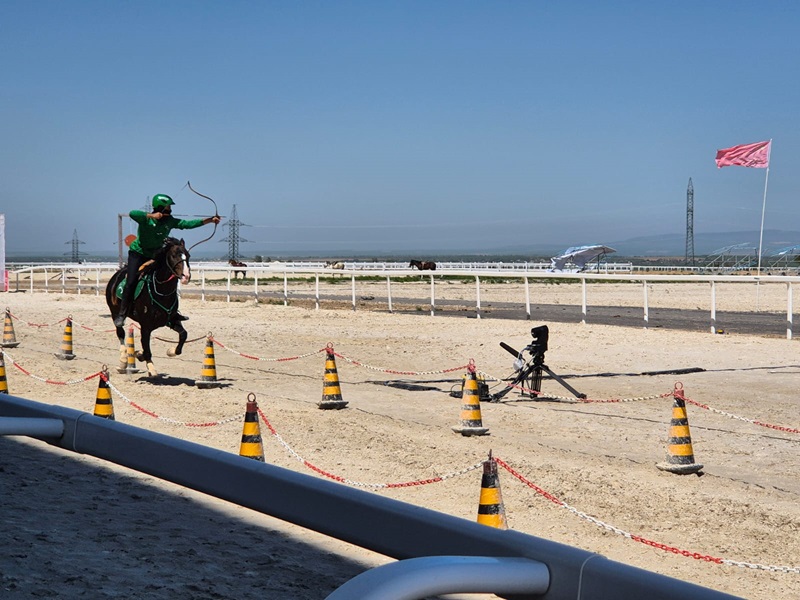 Българинът Димитър Труканов влезе в световните медии като треньора, чийто отбор спечели Шампионата на Азия по стрелба с лък от кон