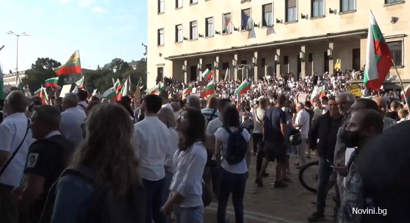 Протести и напрежение пред парламента