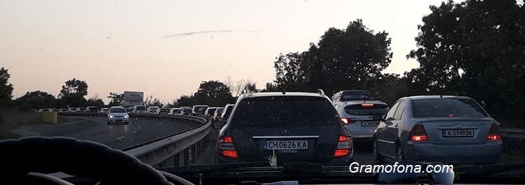 Коли и лодка във верижна катастрофа блокираха трафика от Созопол към Бургас