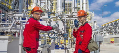Огромен товар премаза двама работници в нефтозавода в Бургас