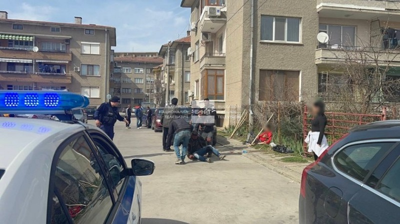 Двама в критично състояние след масов бой с брадви и мотики в Казанлък