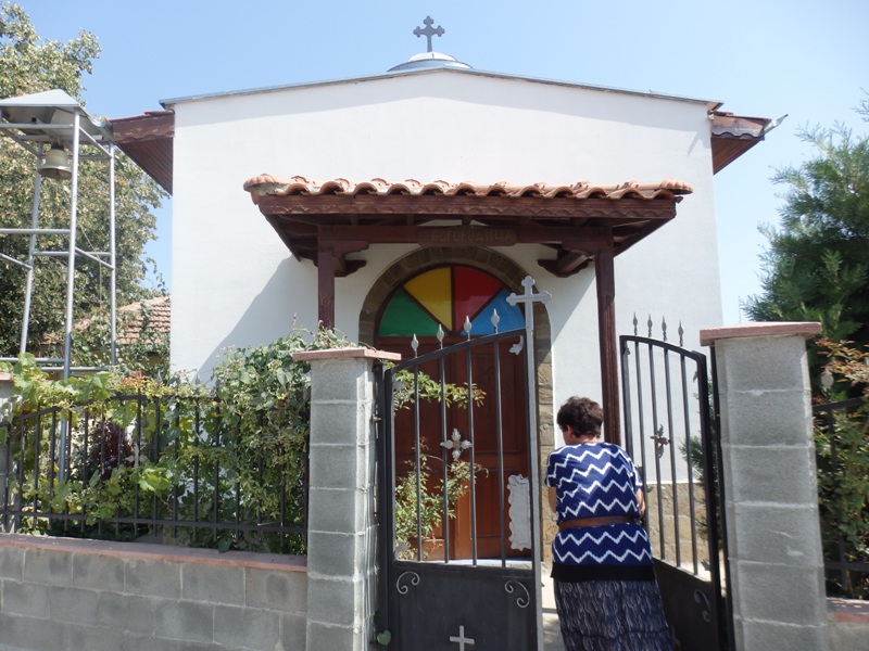 Братя Диневи дарили камбана на църква в руенско село 
