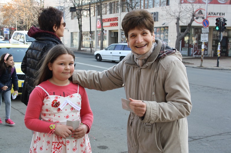 Деца разменят мартенички за усмивки