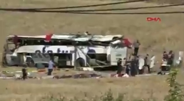 Пътнически автобус се обърна в Турция, 15 загинаха