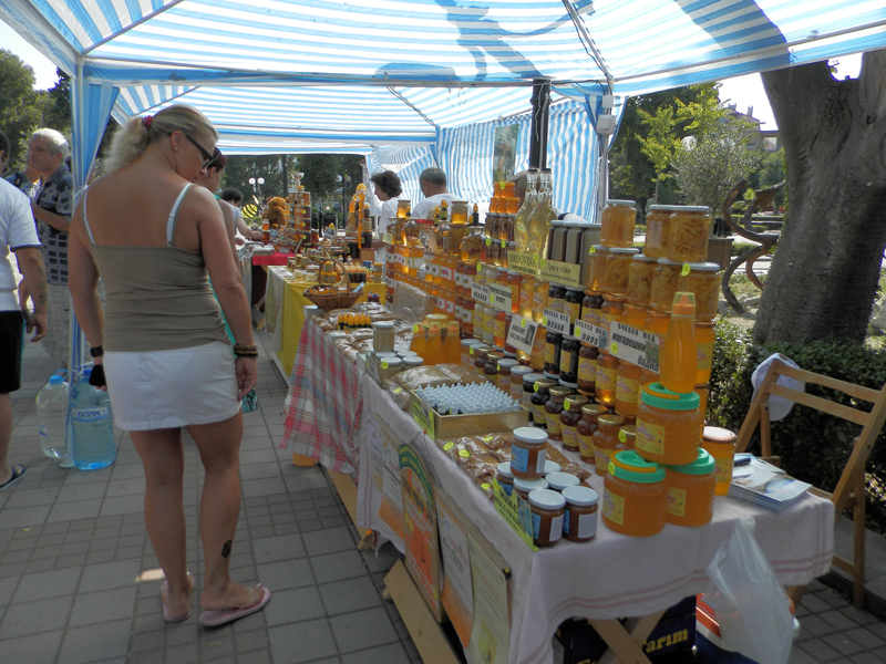 Демонстрация на техники за извличане на мед в Поморие