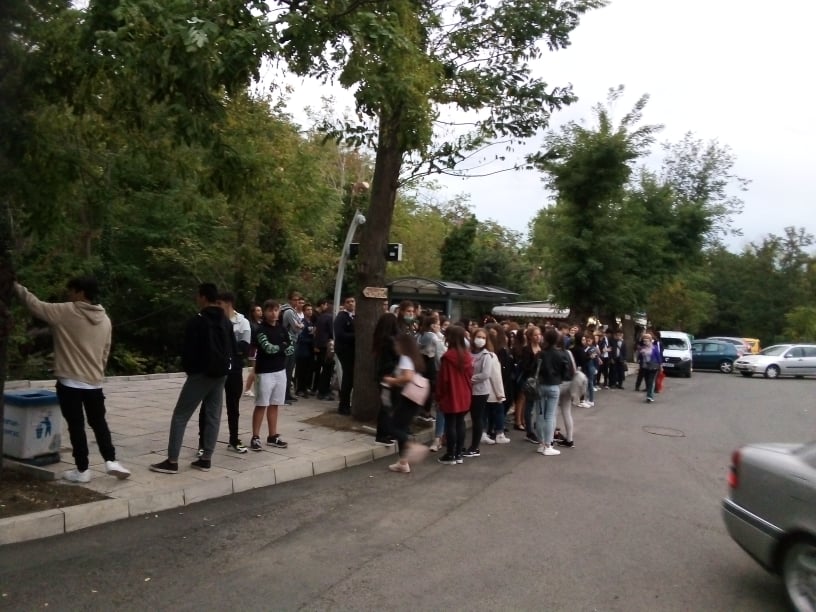 Учители допуснаха голямо струпване на ученици в Бургас