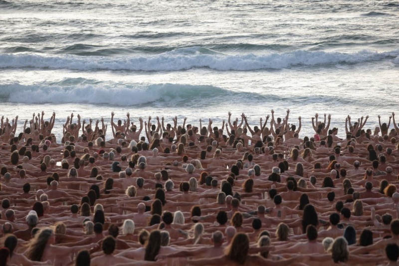 Хиляди голи австралийци се включиха във фотосесия на плажа