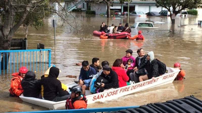 Цели квартали в Калифорния останаха под вода