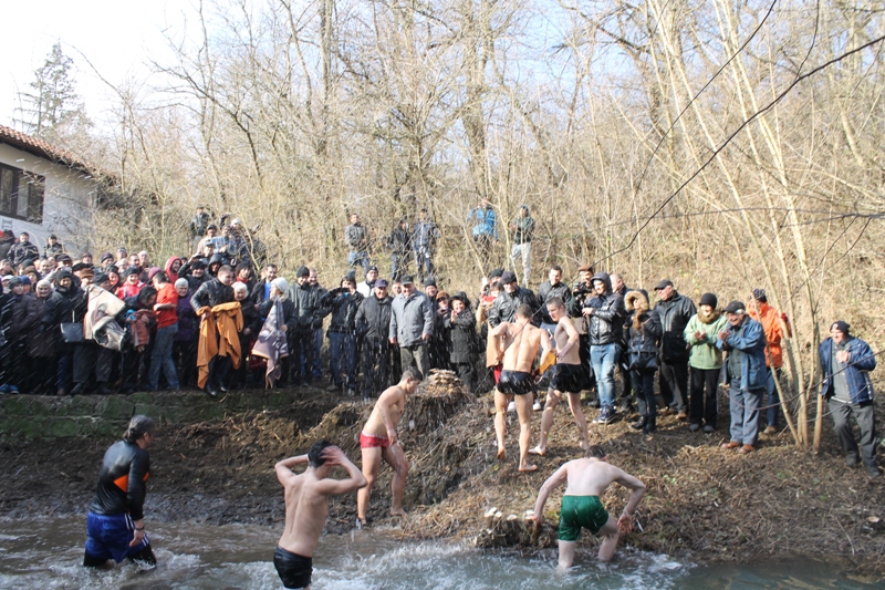 Ученик извади кръста в Айтос, в Приморско – полицай, студент – в Царево