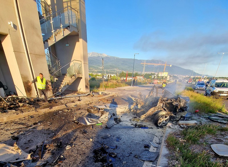 Кола изгоря при катастрофа в София, шофьорът е загинал