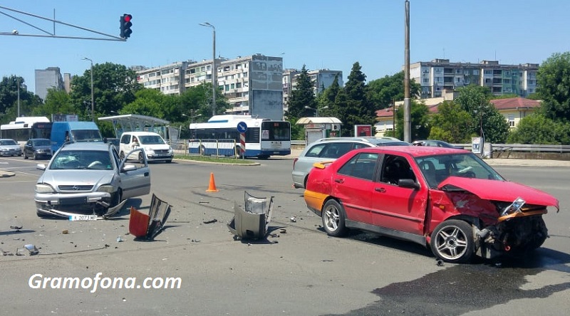 Три коли се помляха на натоварено кръстовище в Бургас