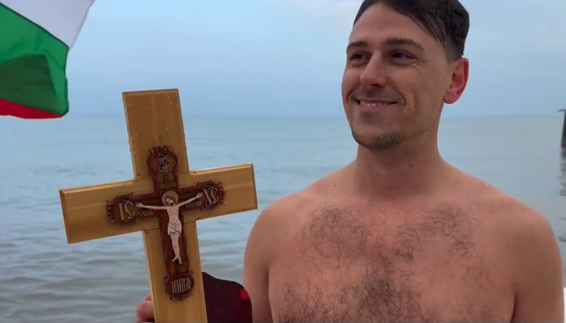 Бургазлия спаси кръста на Богоявление в Чикаго