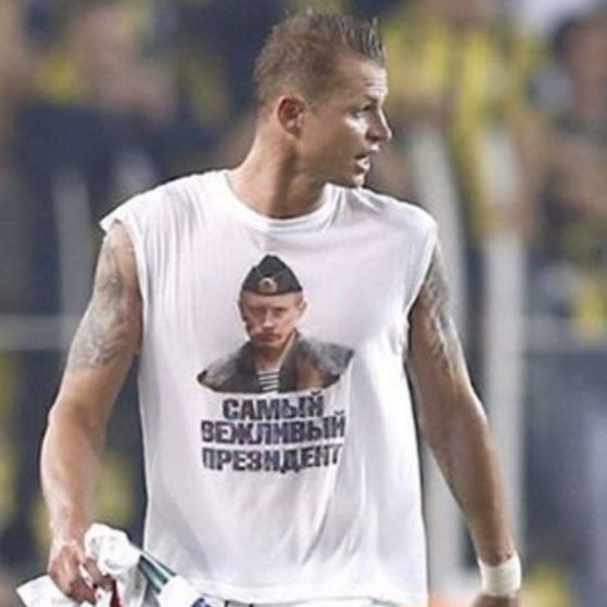 300 000 евро глоба за футболист, облякъл тениска с образа на Путин
