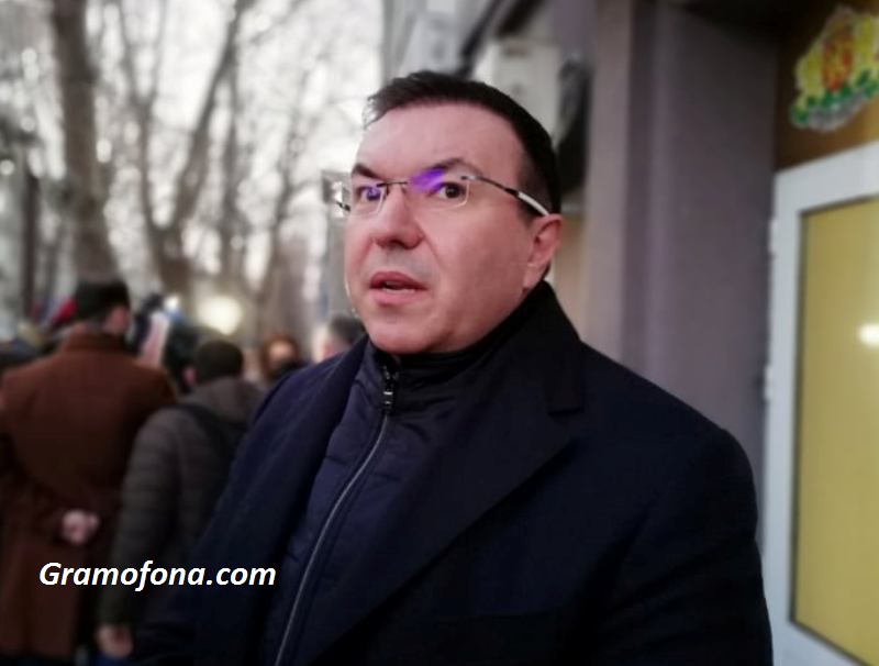 Министър Ангелов: Не обсъждаме отваряне на заведенията