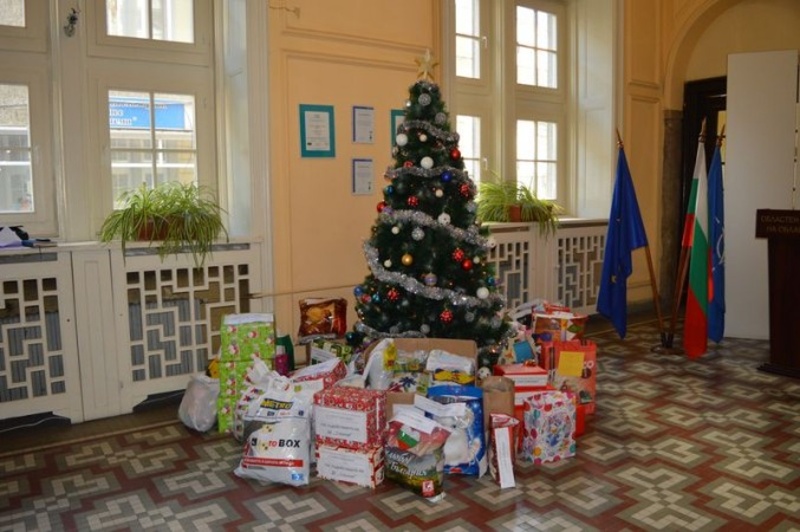 Кампанията „Елха на доброто“ в Бургас събира подаръци за деца в риск