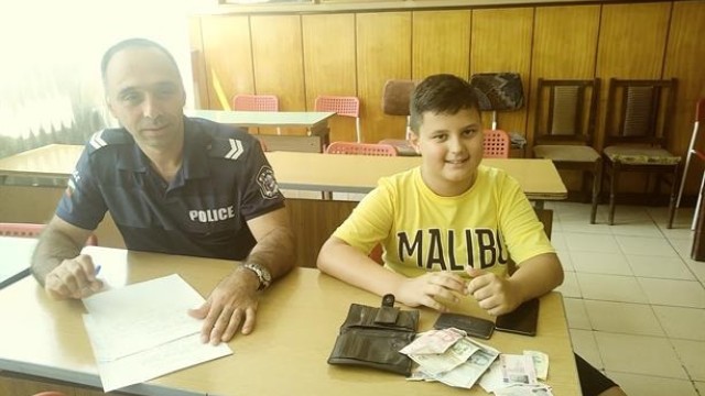 Ученик предаде в полицията изгубен портфейл с 1205 лв.