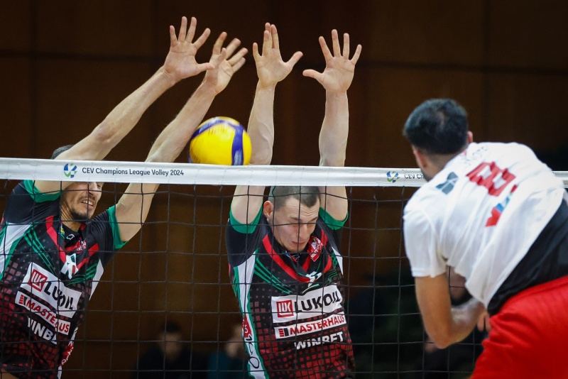 ЦСКА спря победния ход на Нефтохимик във волейболното първенство