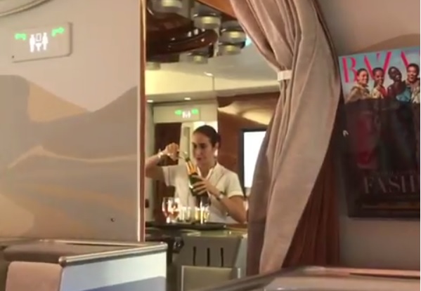 Снимаха стюардеса как връща недопито шампанско в бутилката