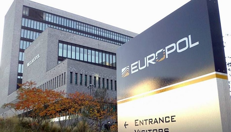 Европол разби мощна престъпна група за трафик на наркотици и оръжия
