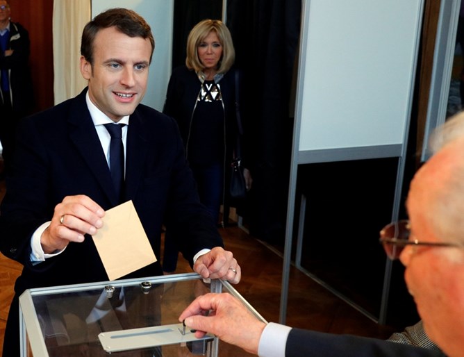 Макрон печели изборите във Франция