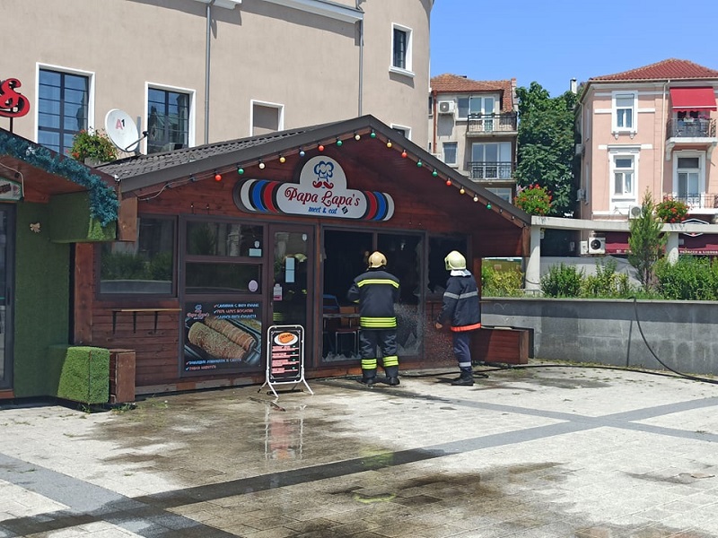 Неработеща къщичка за сандвичи пламна на площад „Св. св. Кирил и Методий“