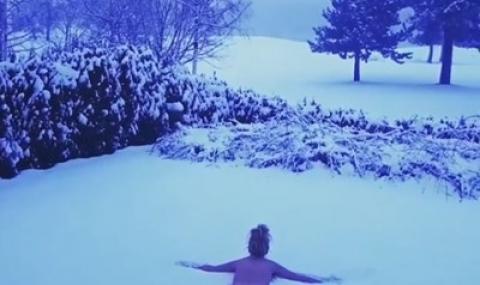 Гала се хвърли чисто гола в снега 