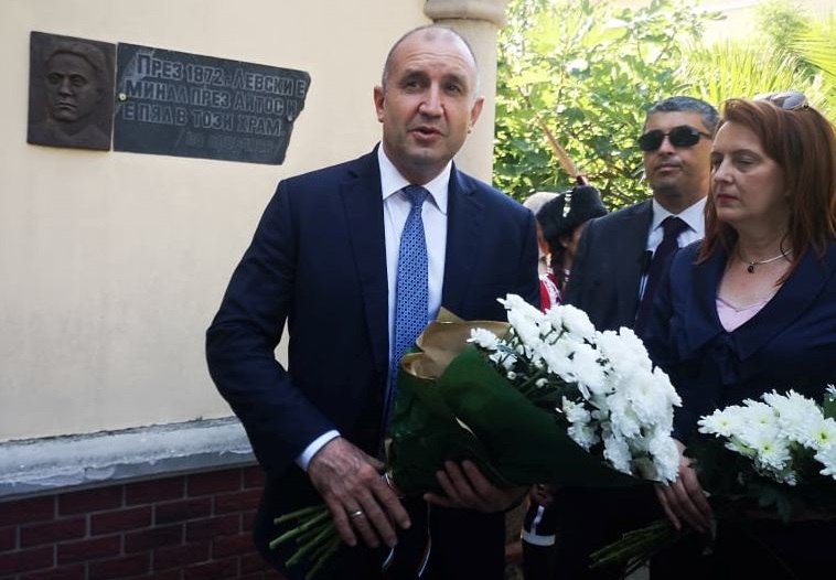 Румен Радев: Преди 5 години Борисов се скри под полата на Цачева, сега под тогата на ректора