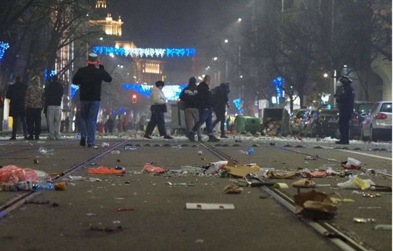 Ранени полицаи и протестиращи, напрежение и безредици - какво се случи на вчерашния протест в София