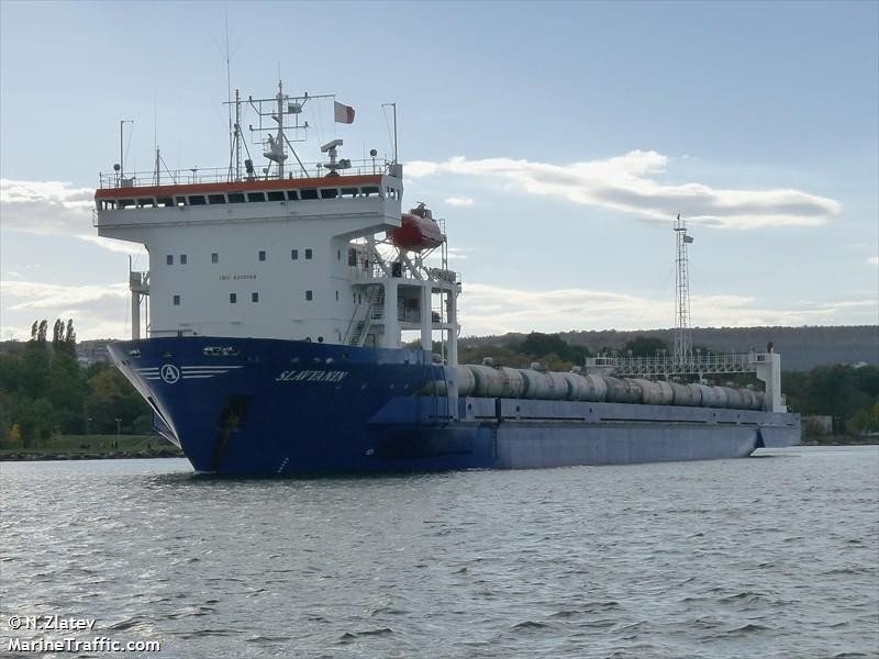 Два кораба се сблъскаха край Варна, единият избяга
