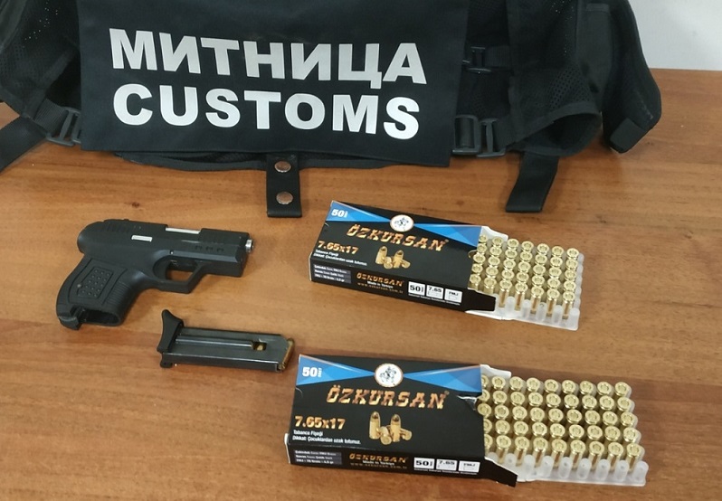Митничари откриха пистолет със заличени номера и бойни патрони в дамската чанта на пътничка
