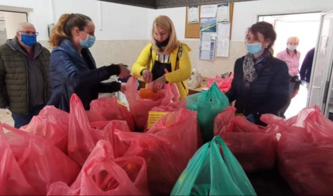 Абитуриенти от Математическата дариха парите за бала си за храна на бургазлии