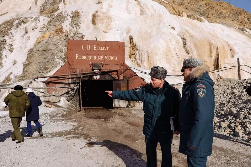 Срутване в руска златна мина, 13 миньори са блокирани под земята