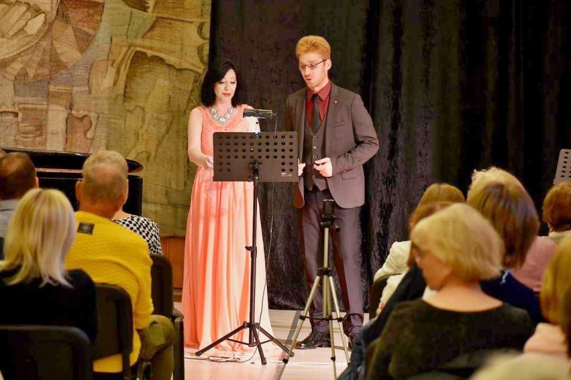 Шмилена Султанова и Бранимир Недков пеят във фоайето на Операта