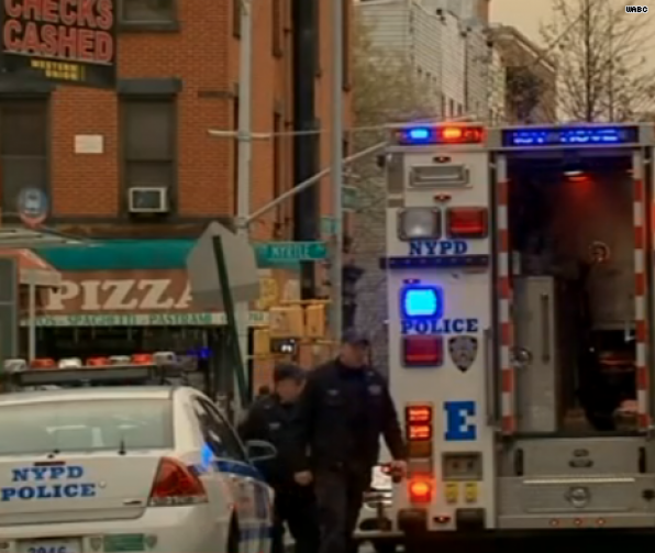 Двойно убийство на полицаи потресе Ню Йорк