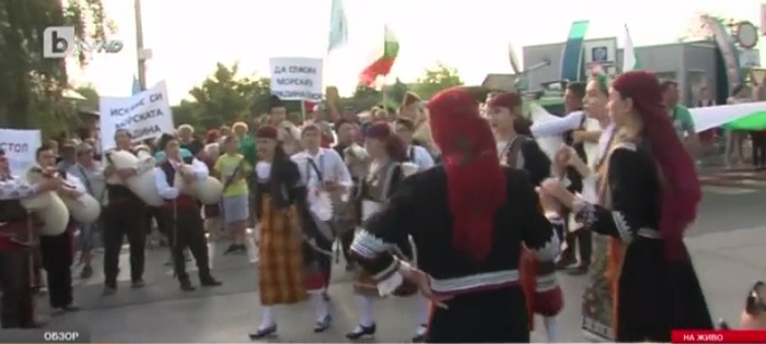 Протест в Обзор. Местните блокираха пътя, за да спасят Морската си градина