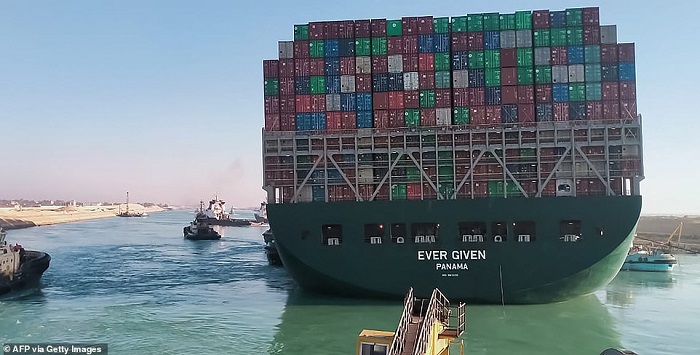 Преместиха контейнеровоза, блокирал Суецкия канал